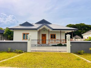 Driveway to the Front of the House